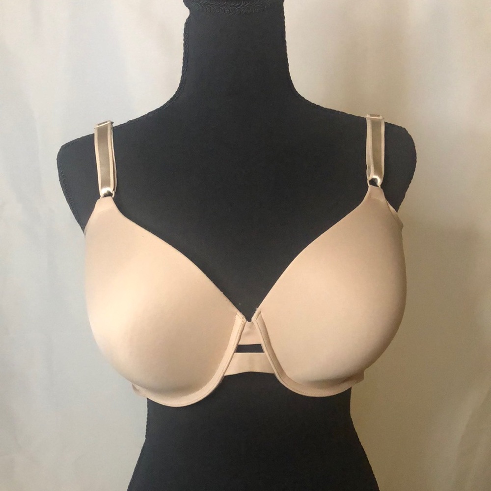 WARNERS beige colored bra. Size 36 DD. Adjustable straps.